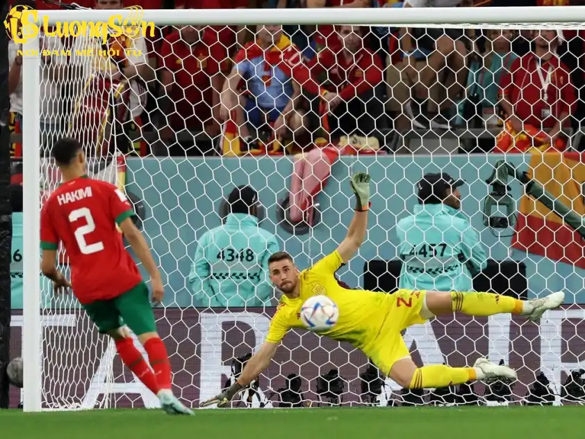Achraf Hakimi: Niềm Tự Hào Morocco Tỏa Sáng Giữa Kinh Đô Ánh Sáng Paris 4 Hakimi bình tĩnh thực hiện cú panenka quyết định vào lưới Tây Ban Nha, đưa Morocco vào tứ kết World Cup 2022
