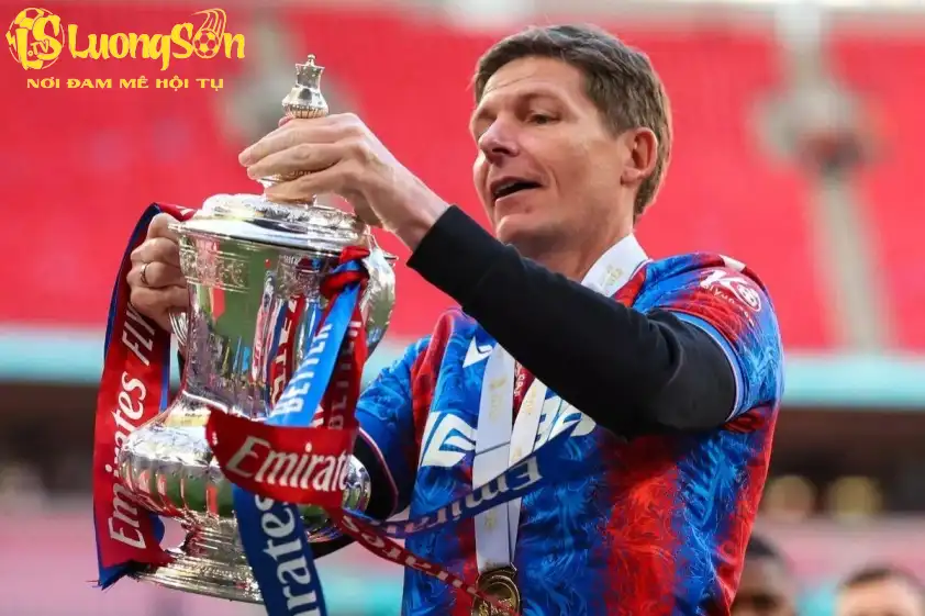 "Khả Năng Mất Suất Dự Europa League của Nhà Vô Địch FA Cup Do Nguyên Nhân Không Ngờ" 3 Oliver Glasner với Cúp FA tháng trước.