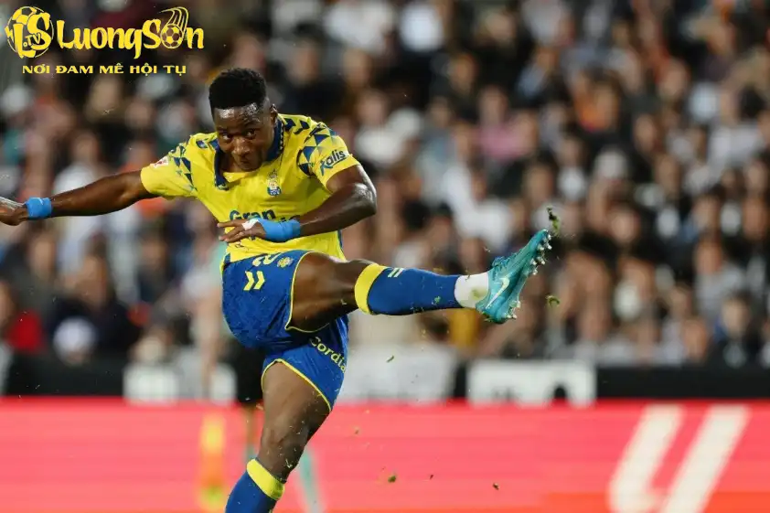 Chelsea Ký Hợp Đồng Với Trung Vệ Xuất Sắc Với Mức Phí Bất Ngờ 3 Chelsea sở hữu Essugo với mức phí chỉ khoảng 20 triệu Euro (Ảnh: FBT).